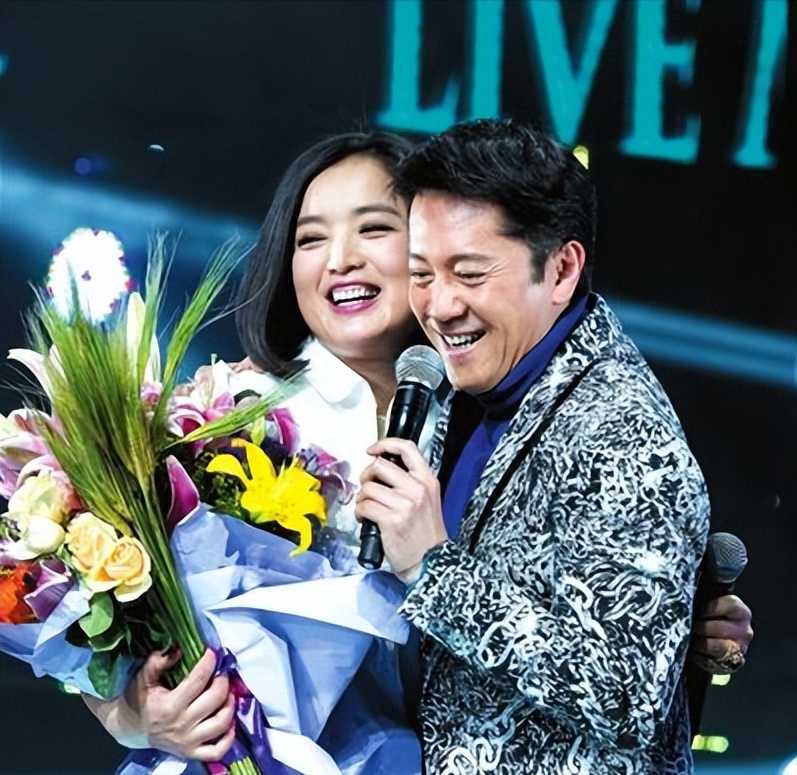 此后只要有演出,台下就有秦娟的身影,越了解蔡国庆,秦娟就越着迷,她暗