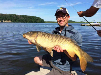 英国的垂钓爱好者科林·史密斯在法国钓获了一条重90多斤的巨型鲤鱼