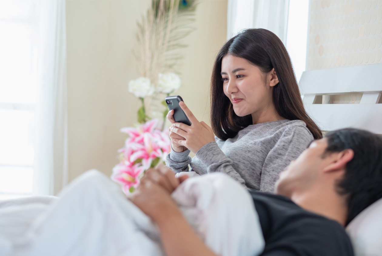 女友早出晚归还不让看手机,男子花4200元买聊天记录,结果被骗了