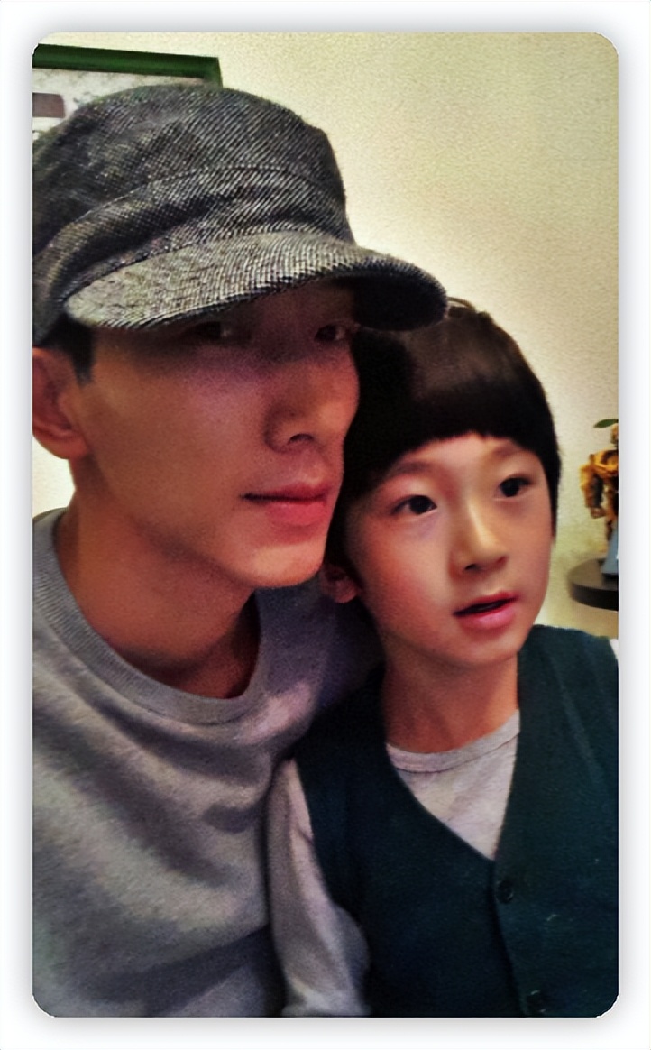 张亮儿子恋爱了?疑似张悦轩和女友亲密合照曝光,网友喊话快辟谣