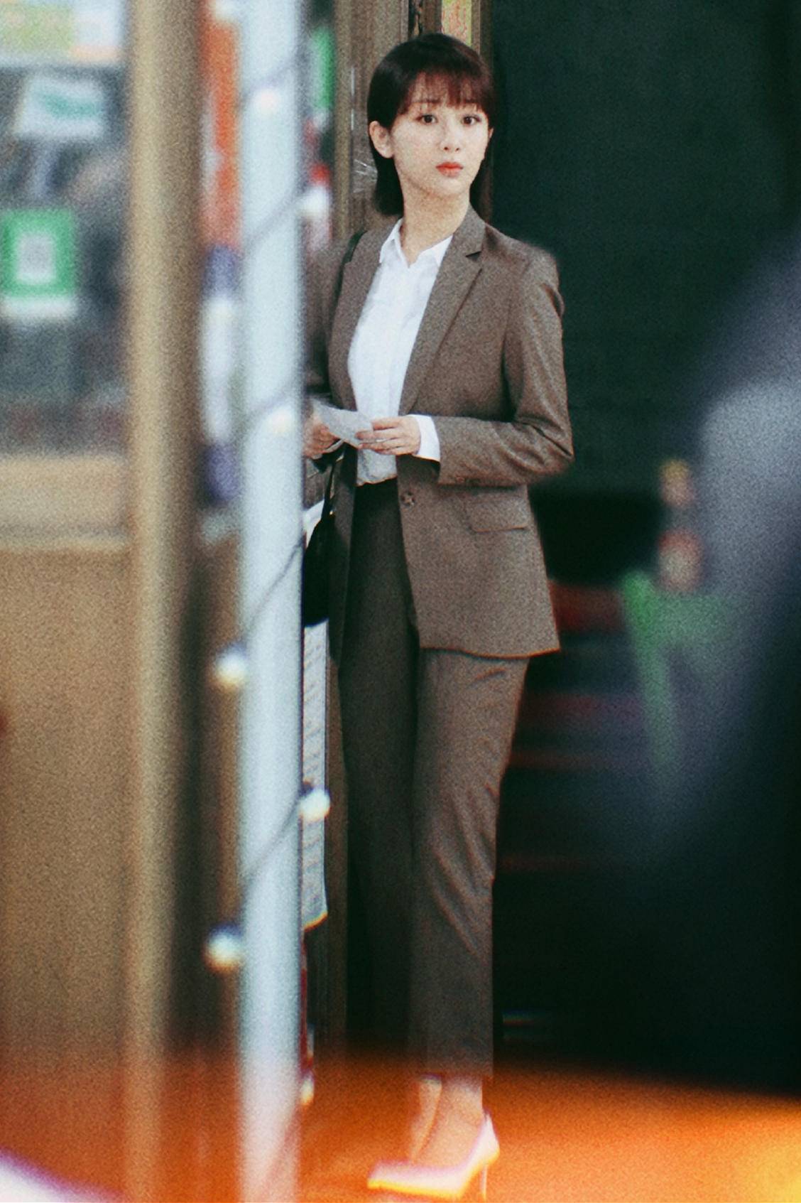 杨紫年长一岁更有范,穿职业装干练清爽,脚踩细高跟女人味更浓