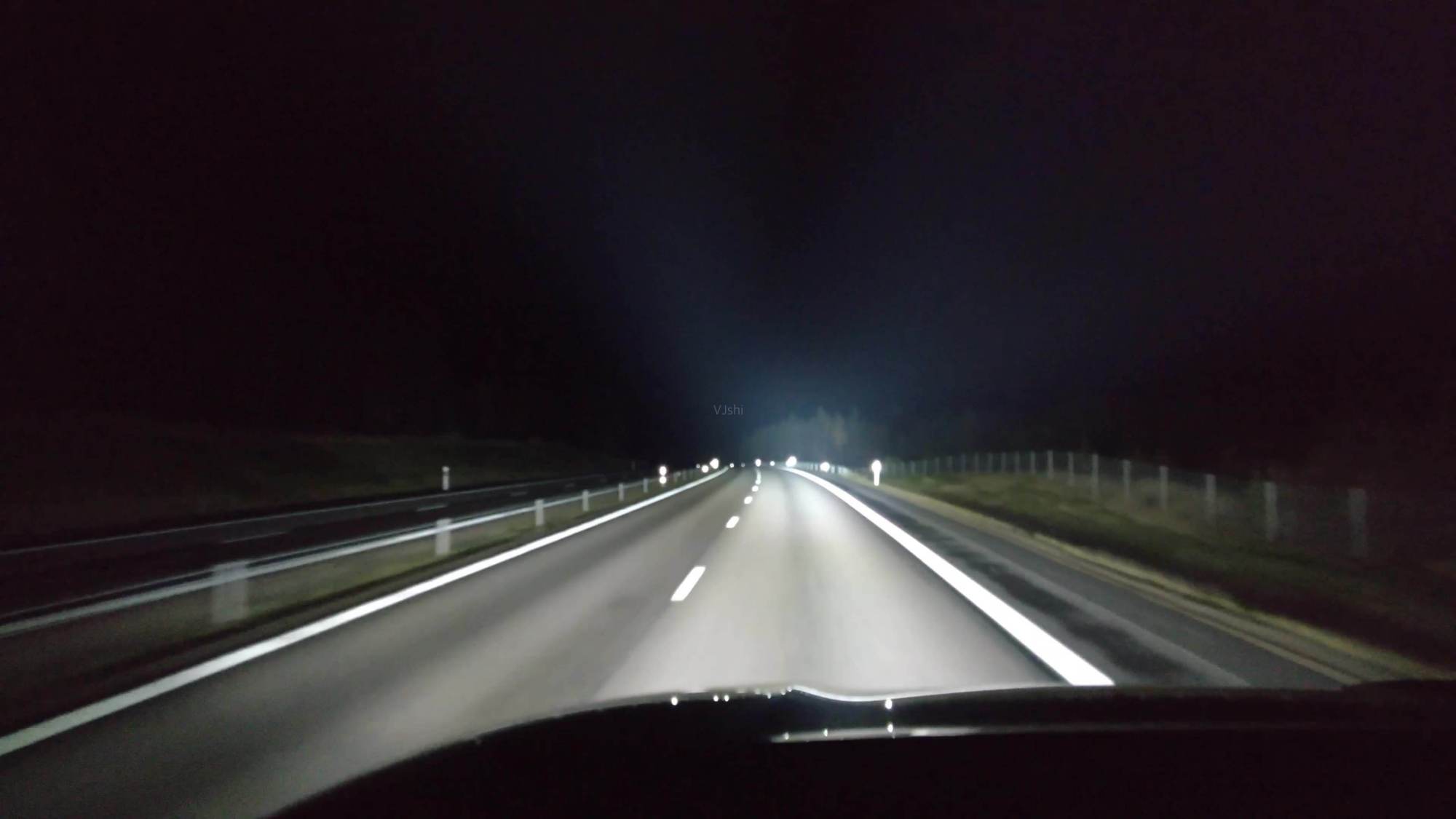 夜间在高速上行车,能用远光灯吗?老司机:原来一直做错了