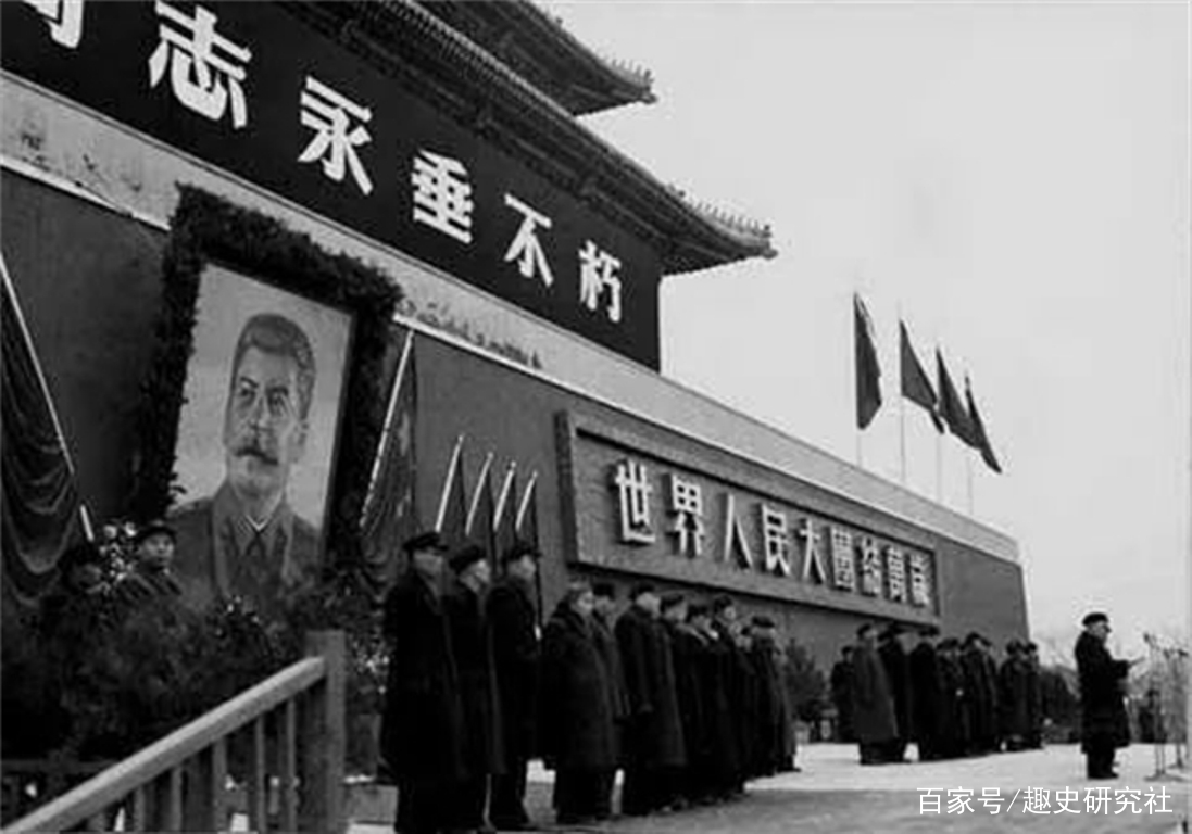 除了毛主席 天安门上还挂过这些人的画像 斯大林 蒋介石也有