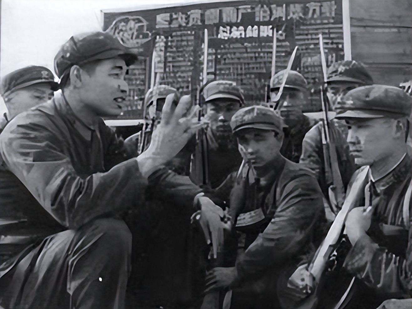 就在获得荣誉后,陈代富被要求到部队基层做报告,然而陈代富本人其实