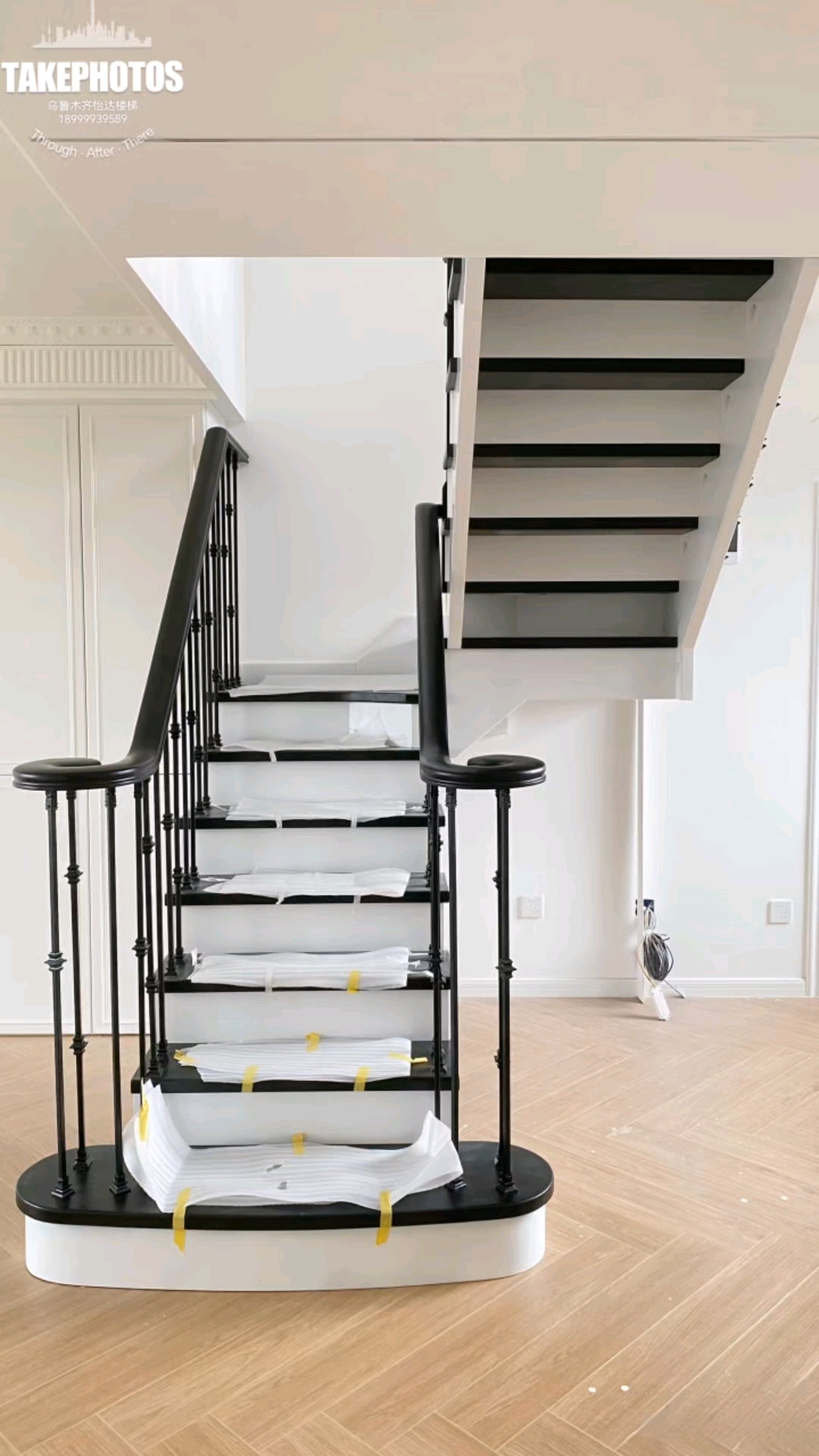 这种黑白两色相搭配,护栏为铁艺杆与实木扶手结合,起步为蜗牛弯