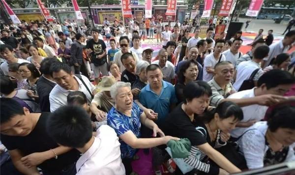 大爷大妈有多"野"?去超市抢购百米冲刺,超市员工都傻眼了