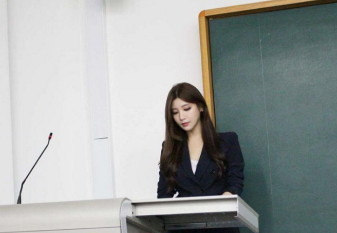 大学"精致女教师"走红,每天穿着打扮都不重样,堪比时尚达人