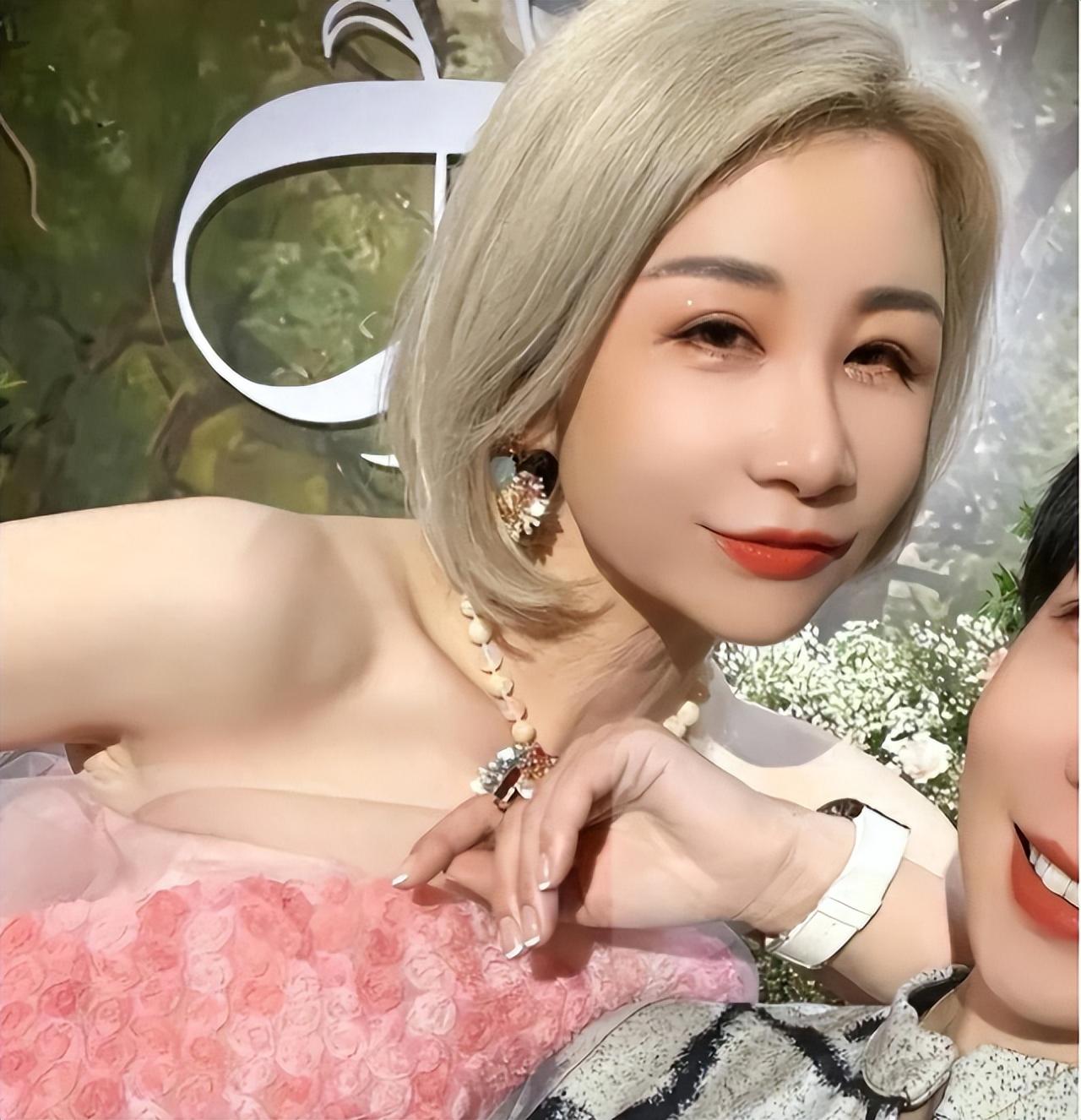 意尔康老板为母亲庆90岁大寿!7000员工每人600元,蛋糕高达九层