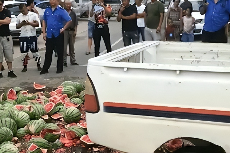 回顾:城管抢砸瓜农西瓜,结果被民警当场抓捕,网友:互相执法?