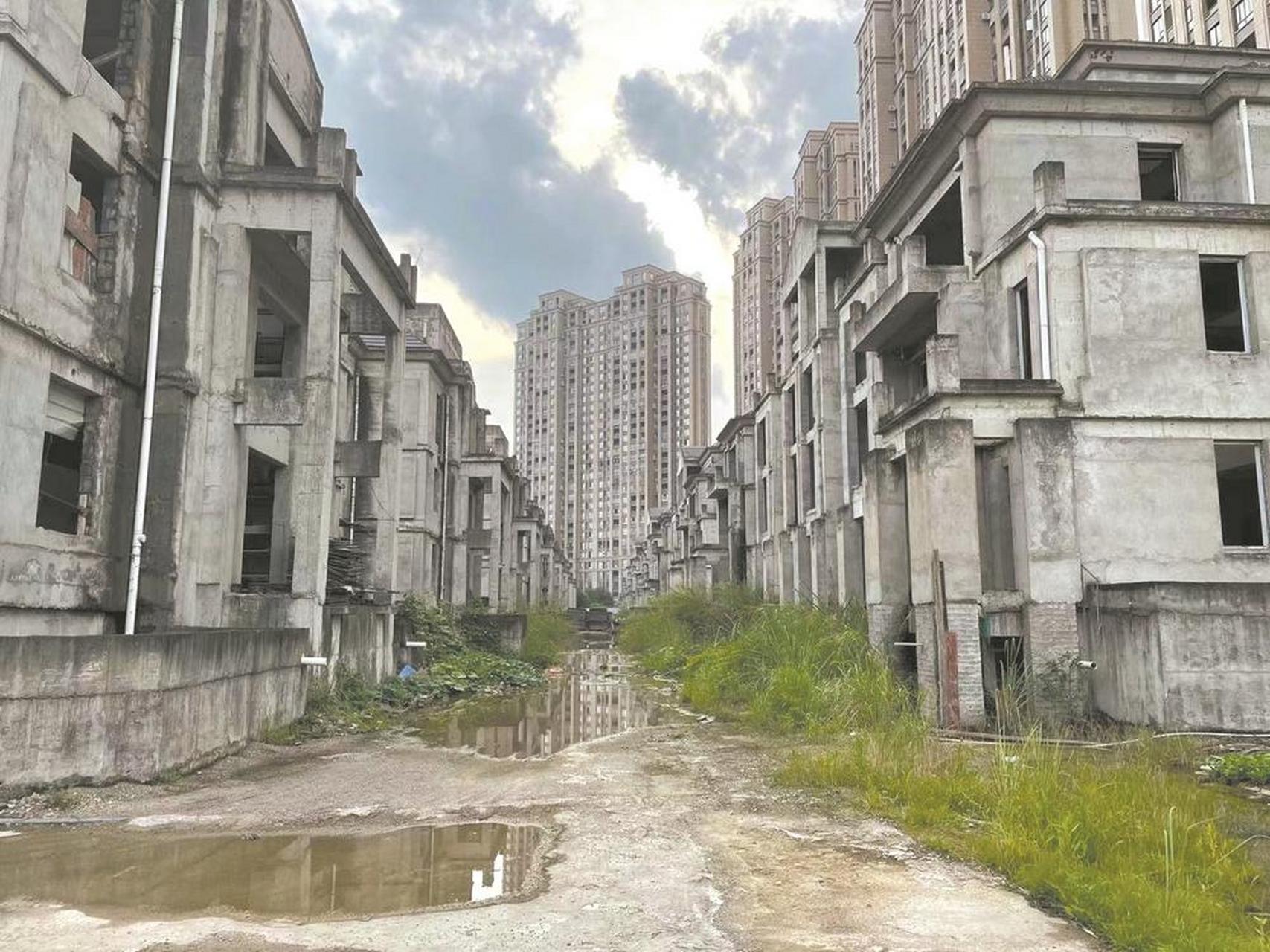 【房子烂尾,女子停交房贷上黑名单】  近日,一位女子因为购买的房子