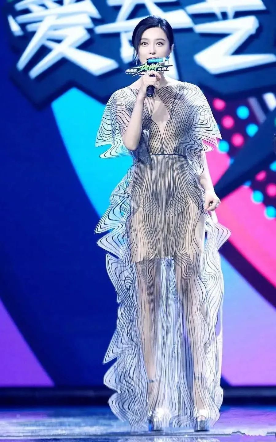 范冰冰为复出真是豁出去了!身穿"真空"穿透明打印裙