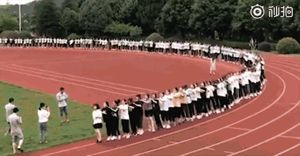 推荐广东学校组织高三师生考前捕2000斤鱼，当晚做全鱼宴，寓意鱼跃龙门