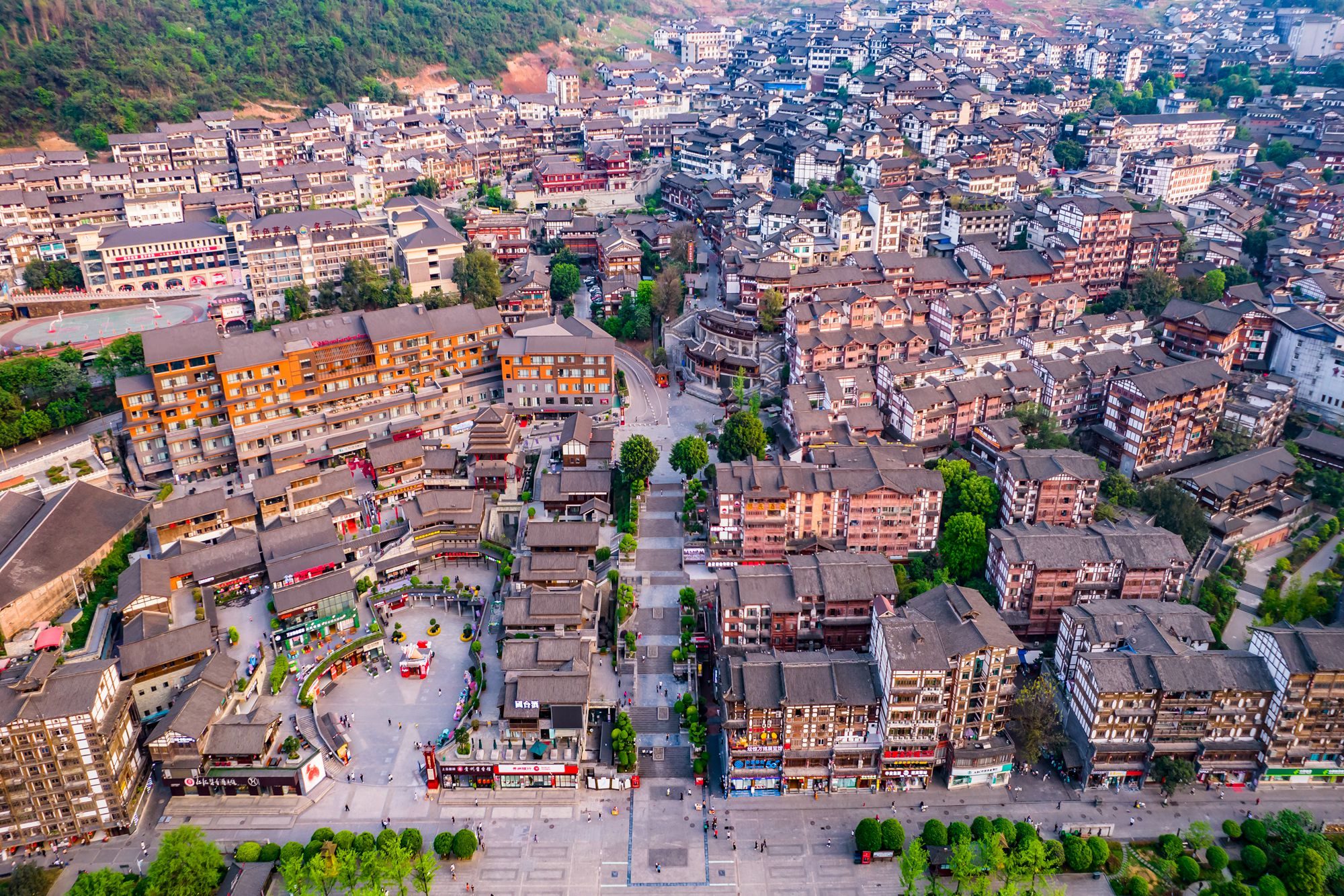 贵州茅台镇1915广场,游客休闲打卡地,倾听名酒背后的传奇故事