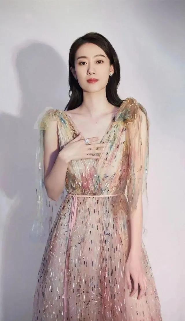 张小斐属于精致耐看型的女明星,穿衣很有品位