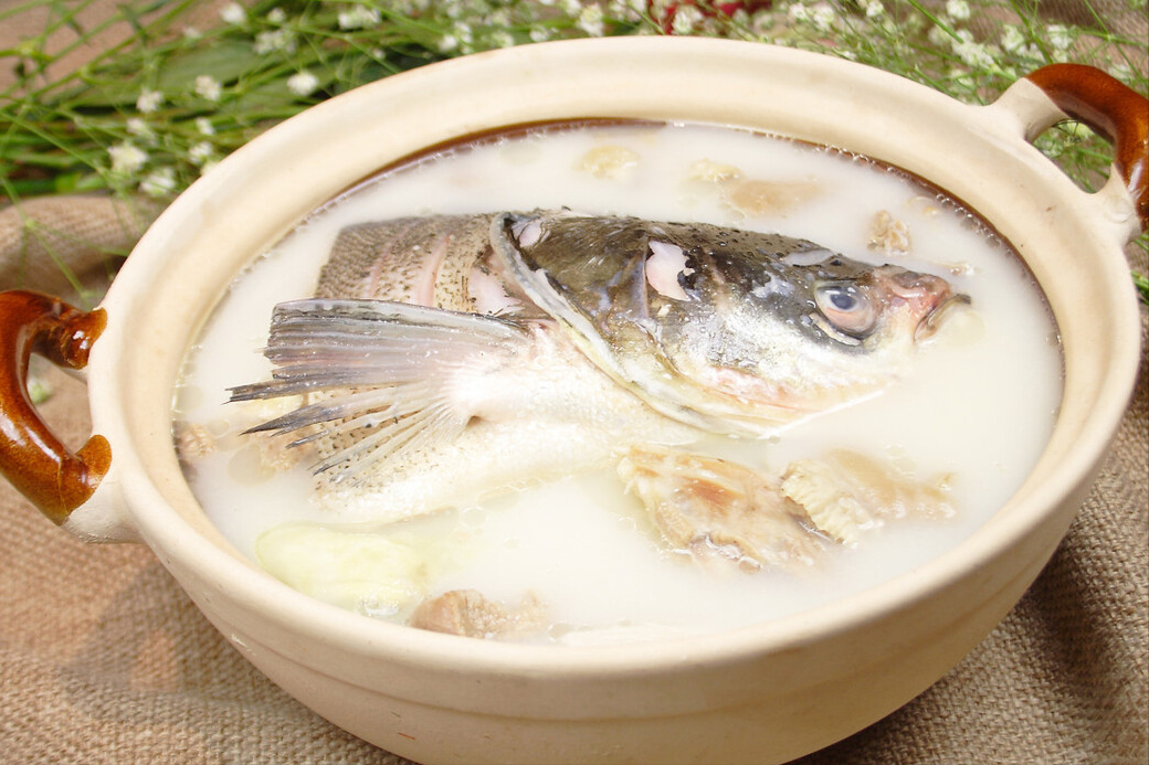 炖鱼头汤,鱼头直接下锅是错的,教你2招,鱼汤浓白,鲜美不腥