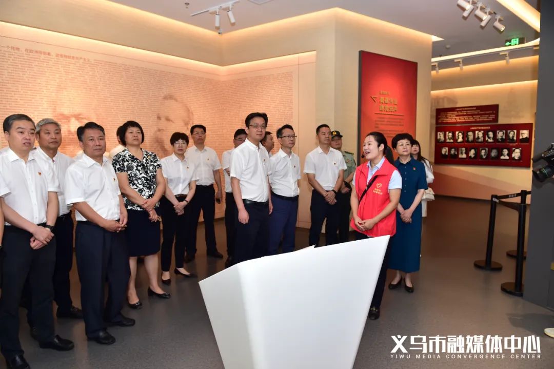 市领导带领新党员代表集中宣誓