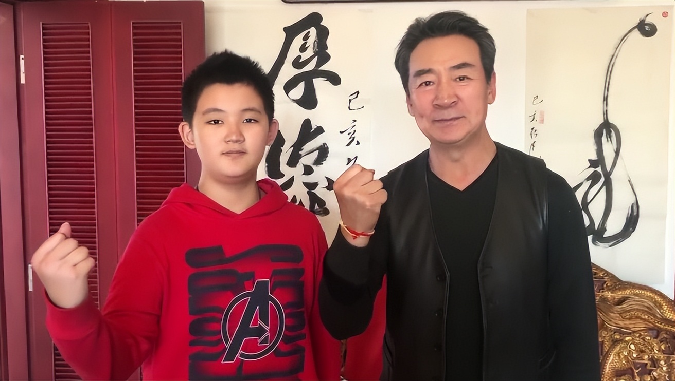 寇振海15岁儿子中考结果出炉!高中直接上实验班,长得像68岁老爸
