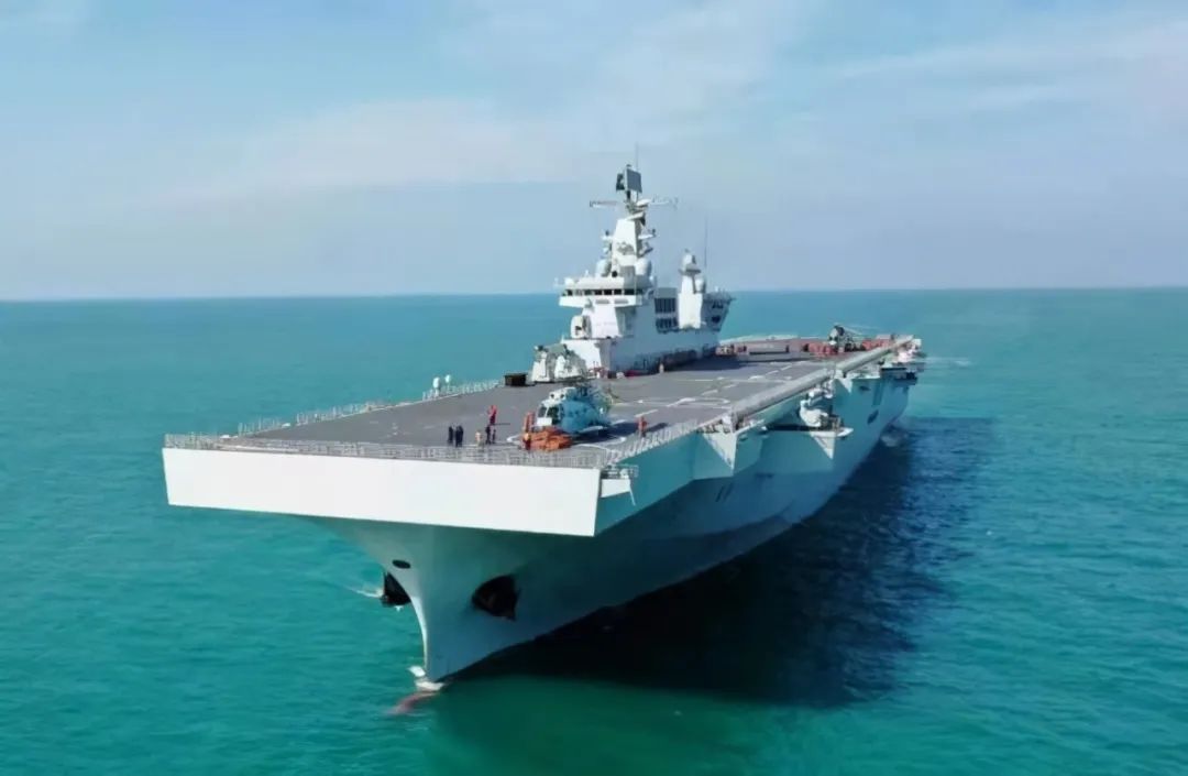 075两栖攻击舰logo太土?安徽网友:为啥是一只猛狮,不是迎客松