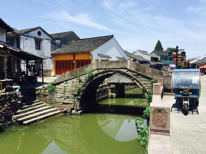 鸣鹤古镇位于浙江东海之滨,慈溪市观海卫镇南部,是一座有着1200年历史