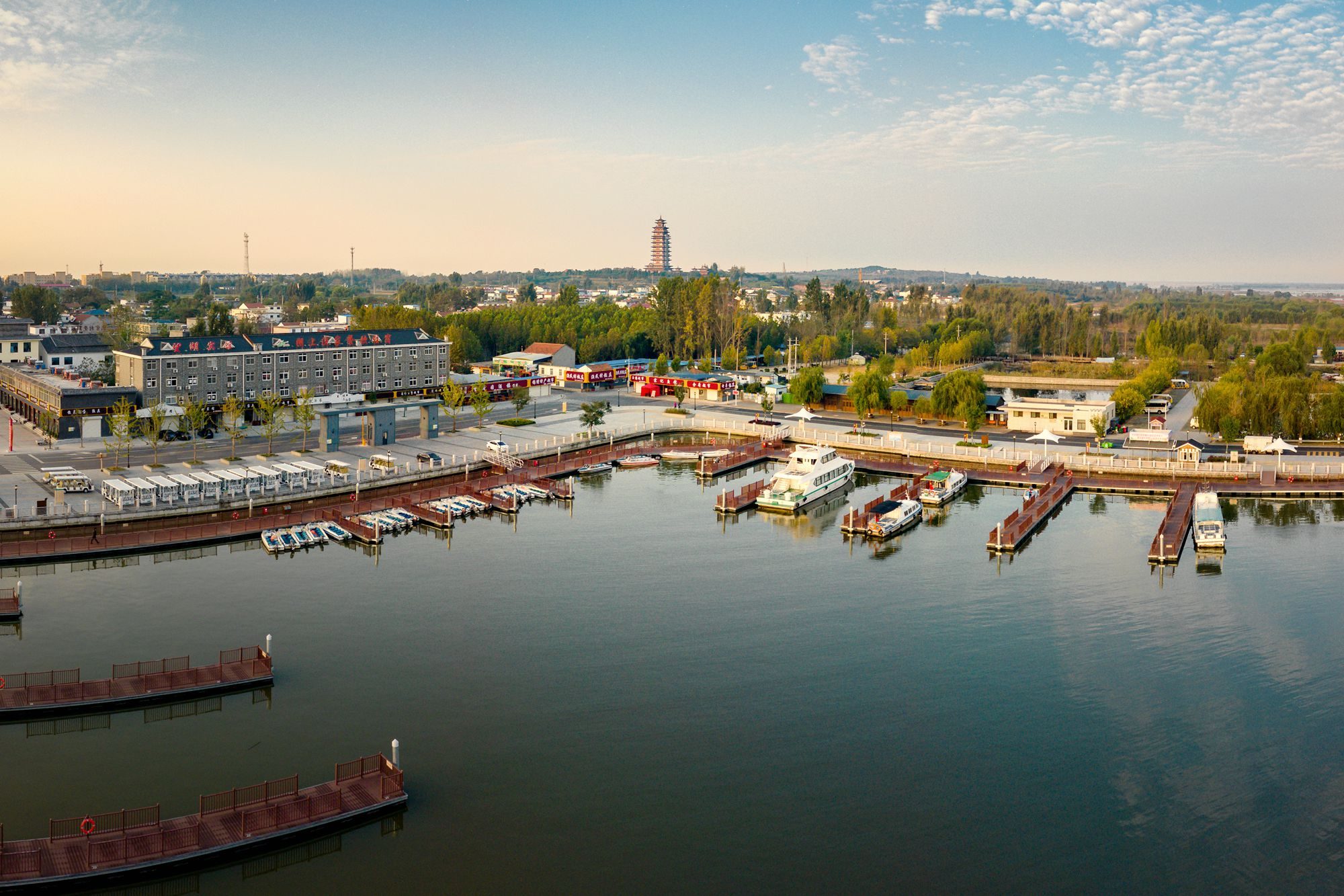 山东济宁微山湖,物产丰饶,名胜众多,是我国北方最大的淡水湖