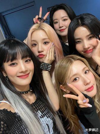 (g)i-dle淋冰雹暴雨继续唱"舒华当众惨摔"!离谱影片外洩,网怒