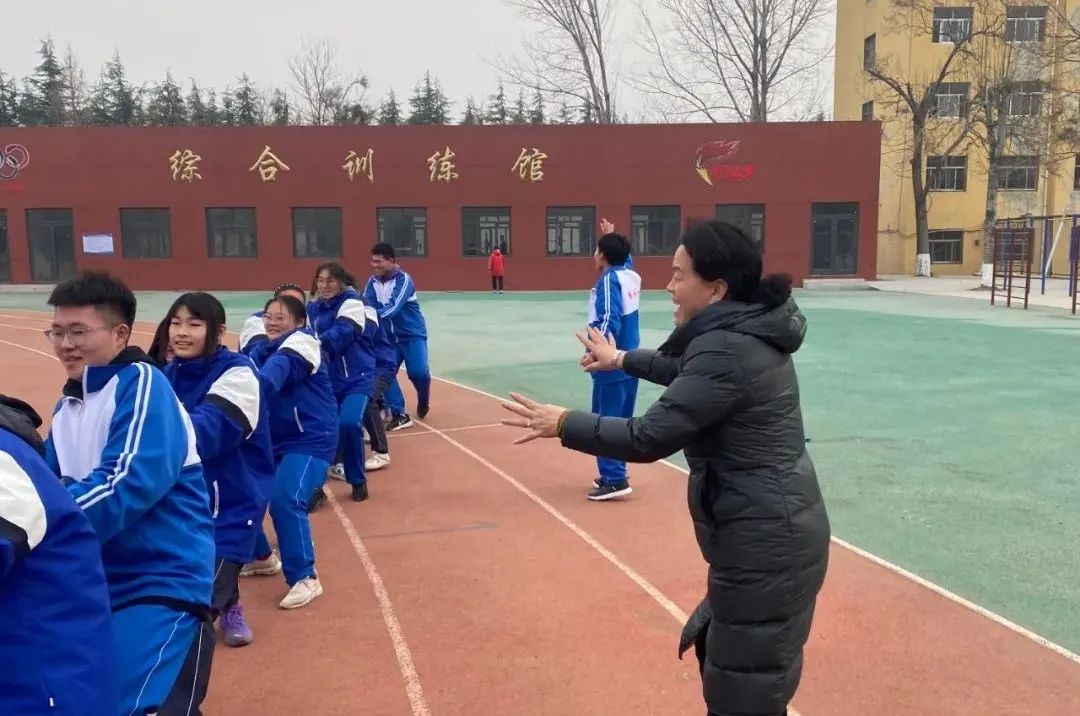滕州一中高一教学一部举办冬学热潮拔河比赛