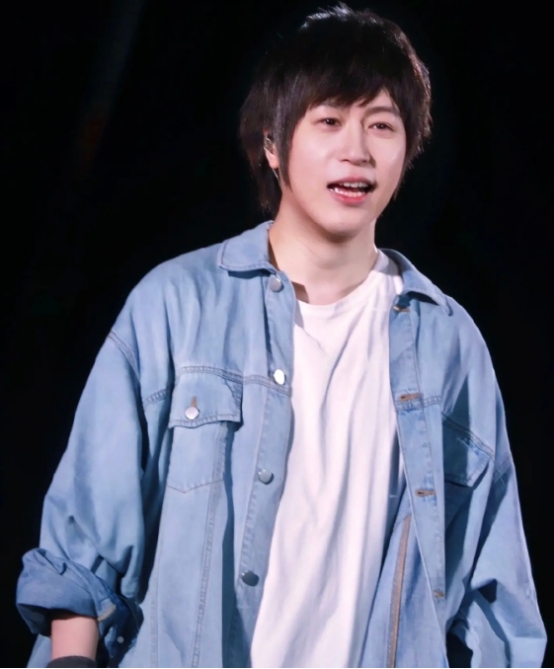 墙倒众人推,歌手阿信否认假唱引热议,评论区翻车诸多黑料被扒出