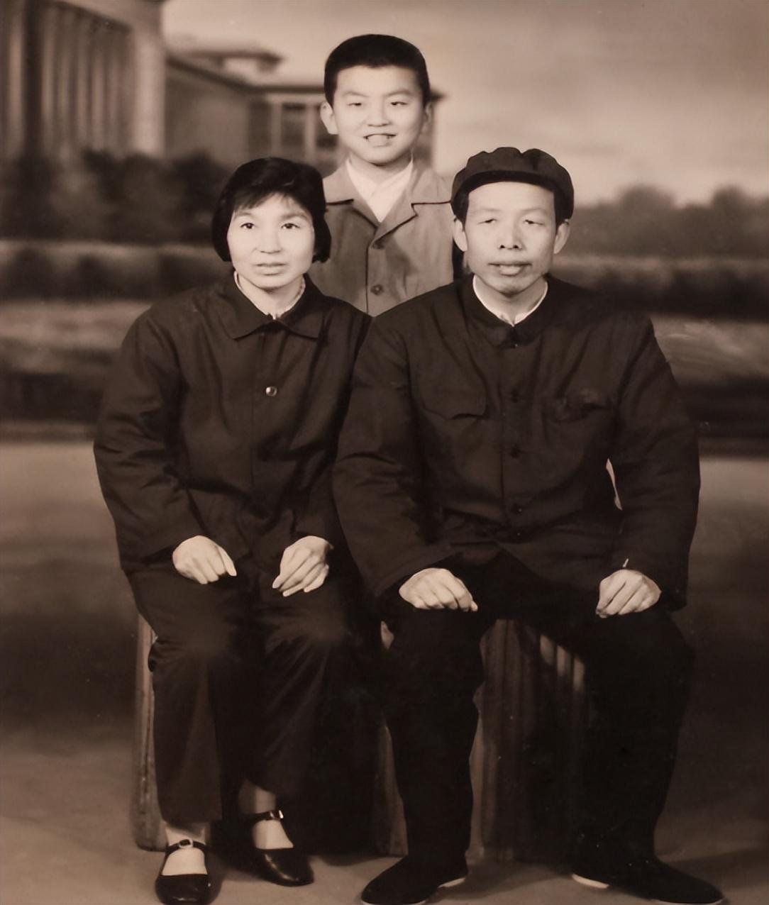 央视主持人张泽群:4次高考终成功,55岁老来得子,如今苦尽甘来