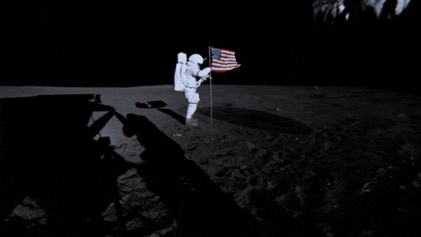 月球上竖立五星红旗，美国登月再被质疑，美国国旗为何在飘动？-有驾