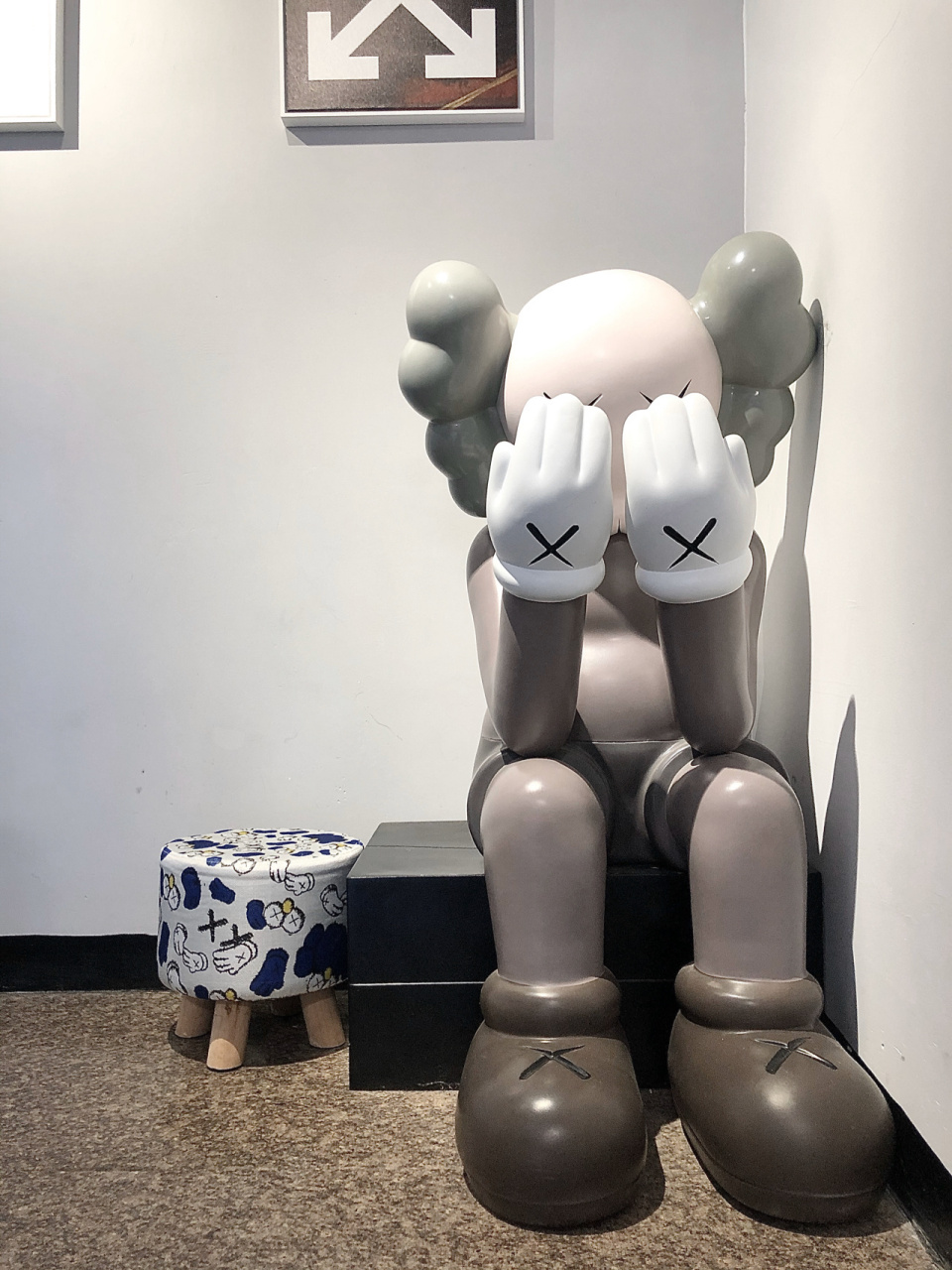 潮州探店潮流艺术家kaws是什么牌子?潮玩公仔?