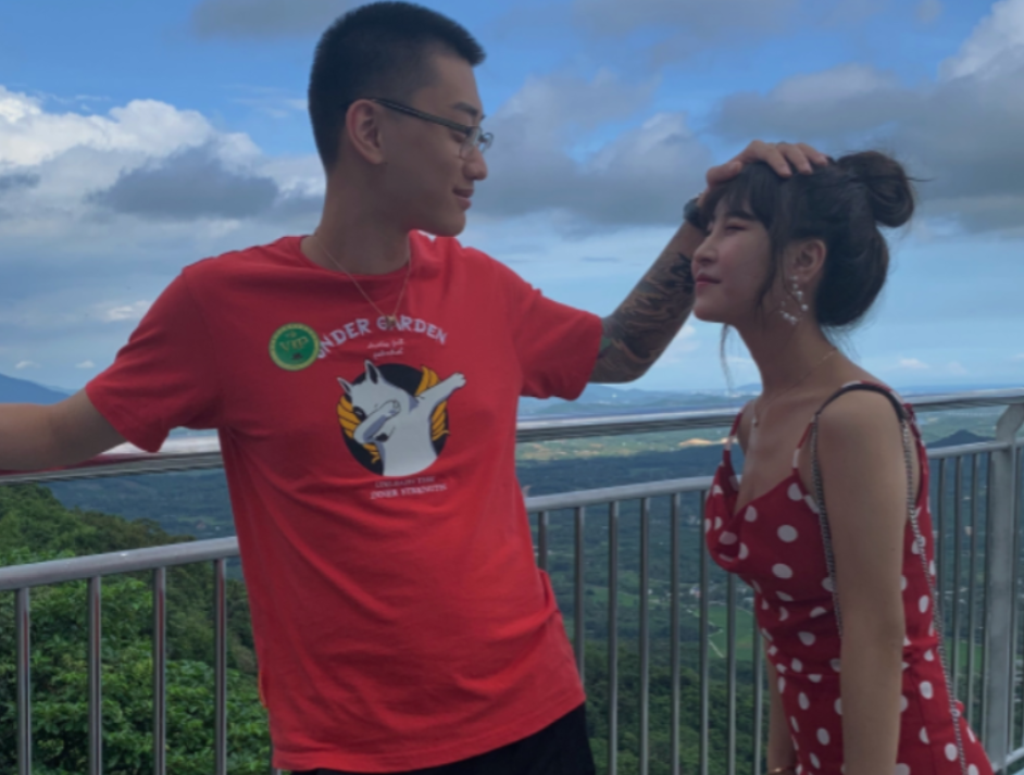 时大漂亮被指责挖墙脚,无奈开播澄清,称自己与猫妹妹只是好姐妹
