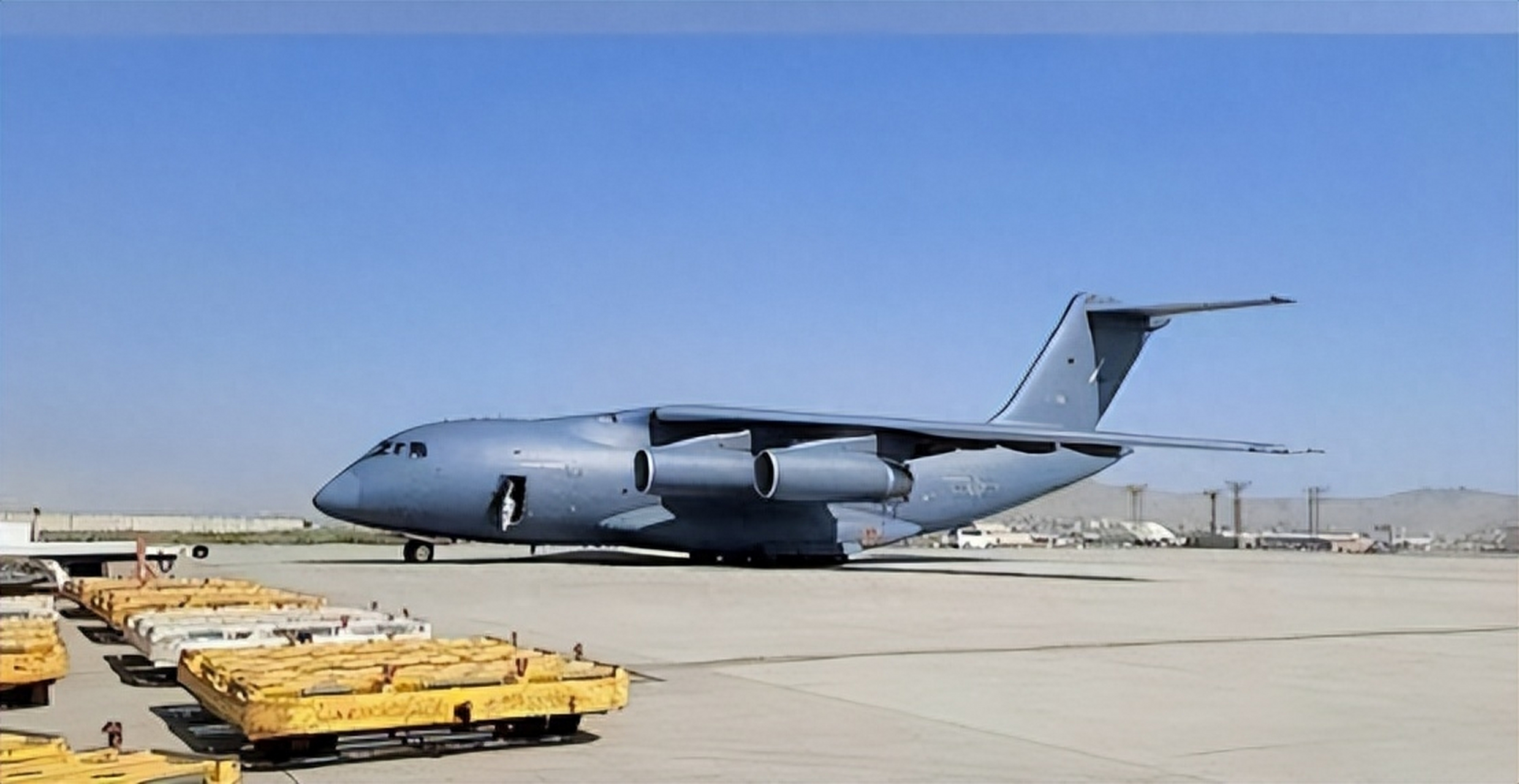 中国两架运-20飞机装载救灾物资,前往阿富汗西部地区的赫拉特机场.