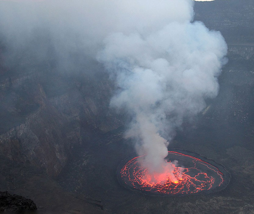 俄罗斯勘察加边疆区希韦卢奇火山喷发的火山灰柱高达海拔45千米