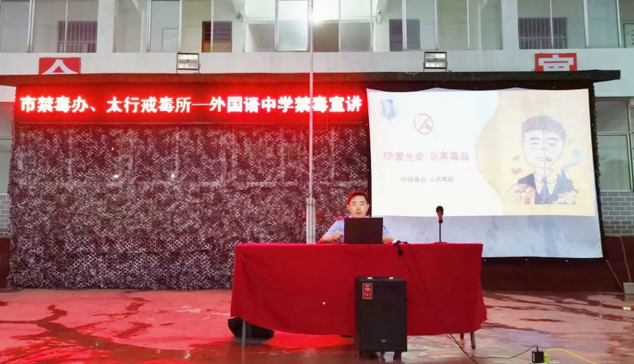 禁毒宣传志愿服务焦作分队走进焦作市外国语中学新生军训场
