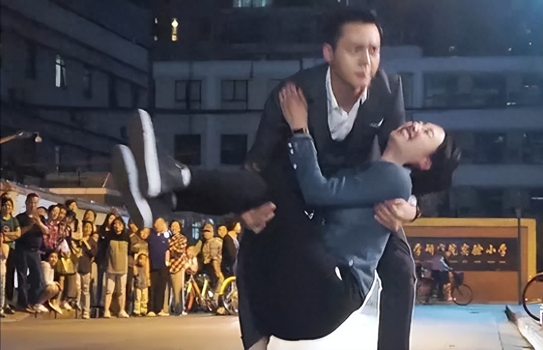 回顾男人味也能造假贴肌肉垫身高假公主抱男演员们玩呢