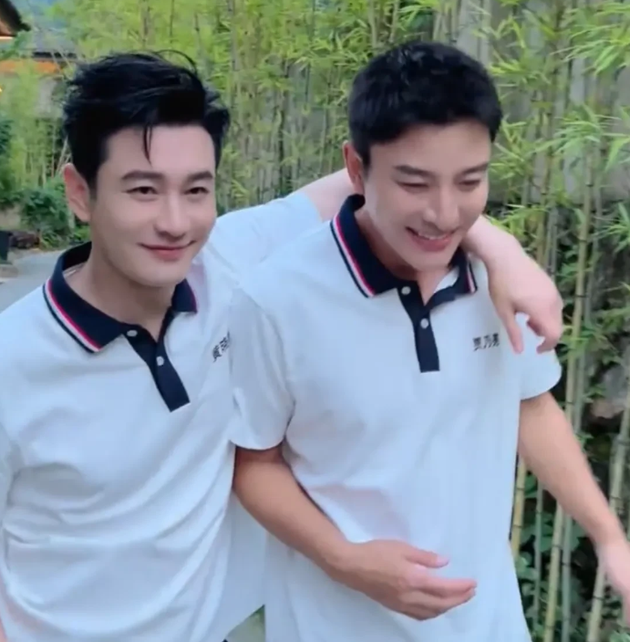 黄晓明现身高校录节目,与贾乃亮勾肩搭背似兄弟,被嘲老男人聚会