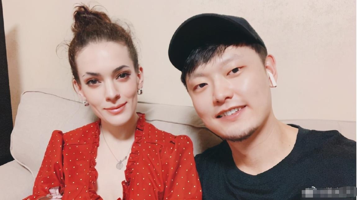 还记得《星光大道》走红的美国歌手唐伯虎吗?她现况如何?