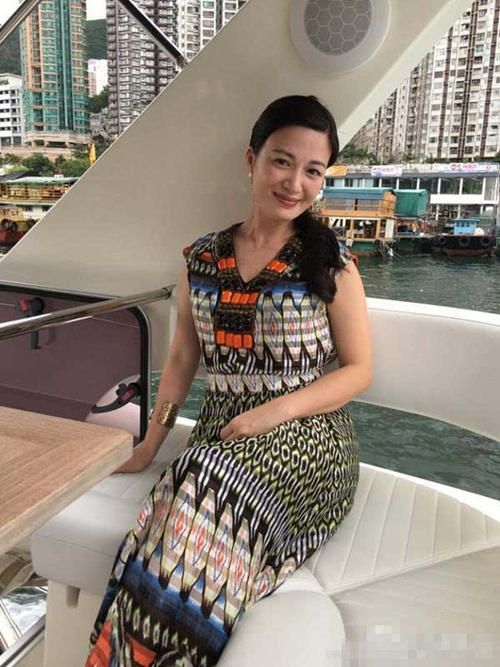 44岁陈少霞穿旗袍风韵身材一览无遗,一旁富豪老公如同两代人!