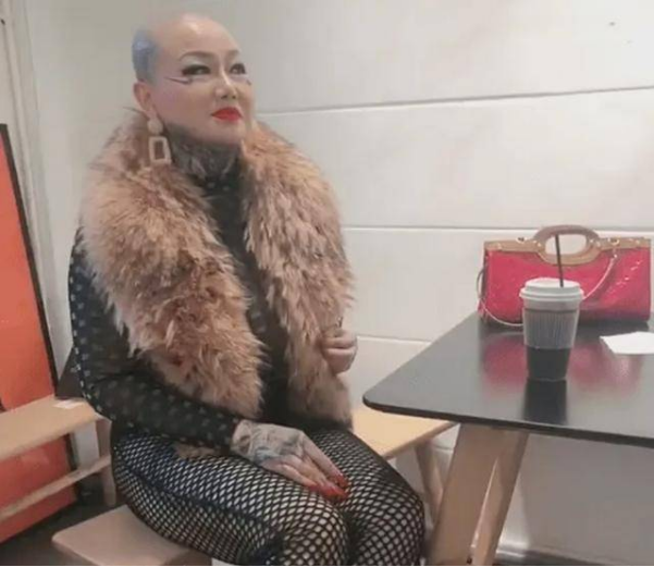 回顾浙江富婆宾利姐谁娶我我送就他一辆宾利后来如何了