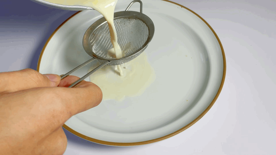 2,将搅拌好的豆乳液倒进容器中放进冰箱冷冻至凝固,拿出撒入熟黄豆粉