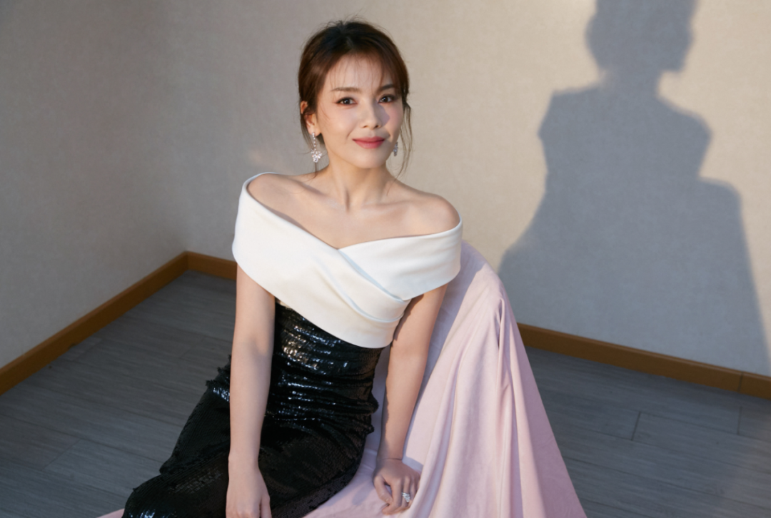 刘涛穿礼服美极了!一袭黑白鱼尾裙亮相,43岁依旧明艳动人