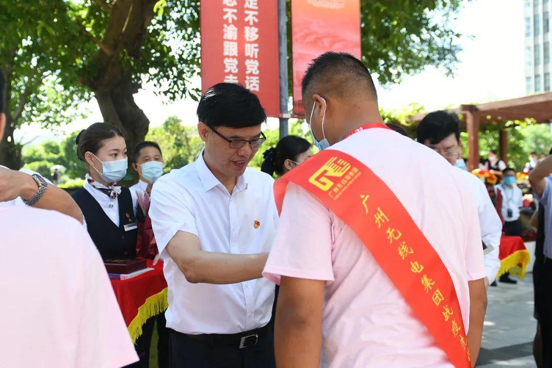 市国资委陈浩钿书记参加无线电集团战疫先锋队凯旋欢迎仪式