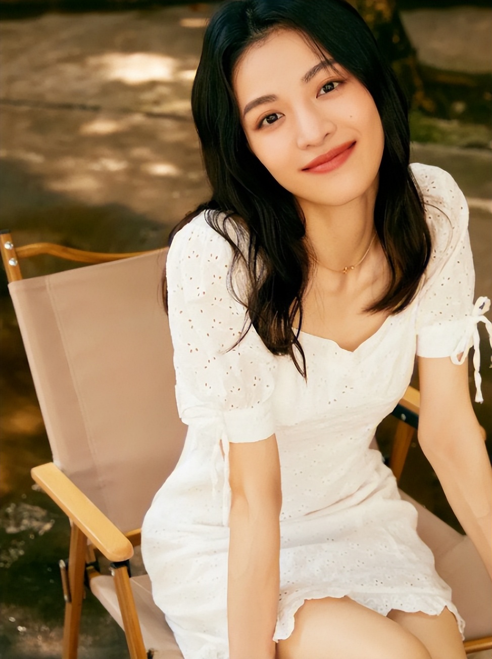 美女钟楚曦:不止明艳,年纪轻轻就成大佬钟爱,原因让人难以置信