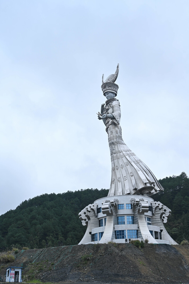 贵州省"仰阿莎"雕像耗资8600万元人民币打造,如今变成养牛场