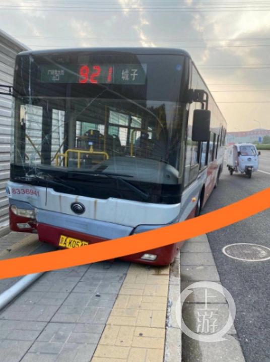 北京公交司机弃车跳桥,警方已介入调查