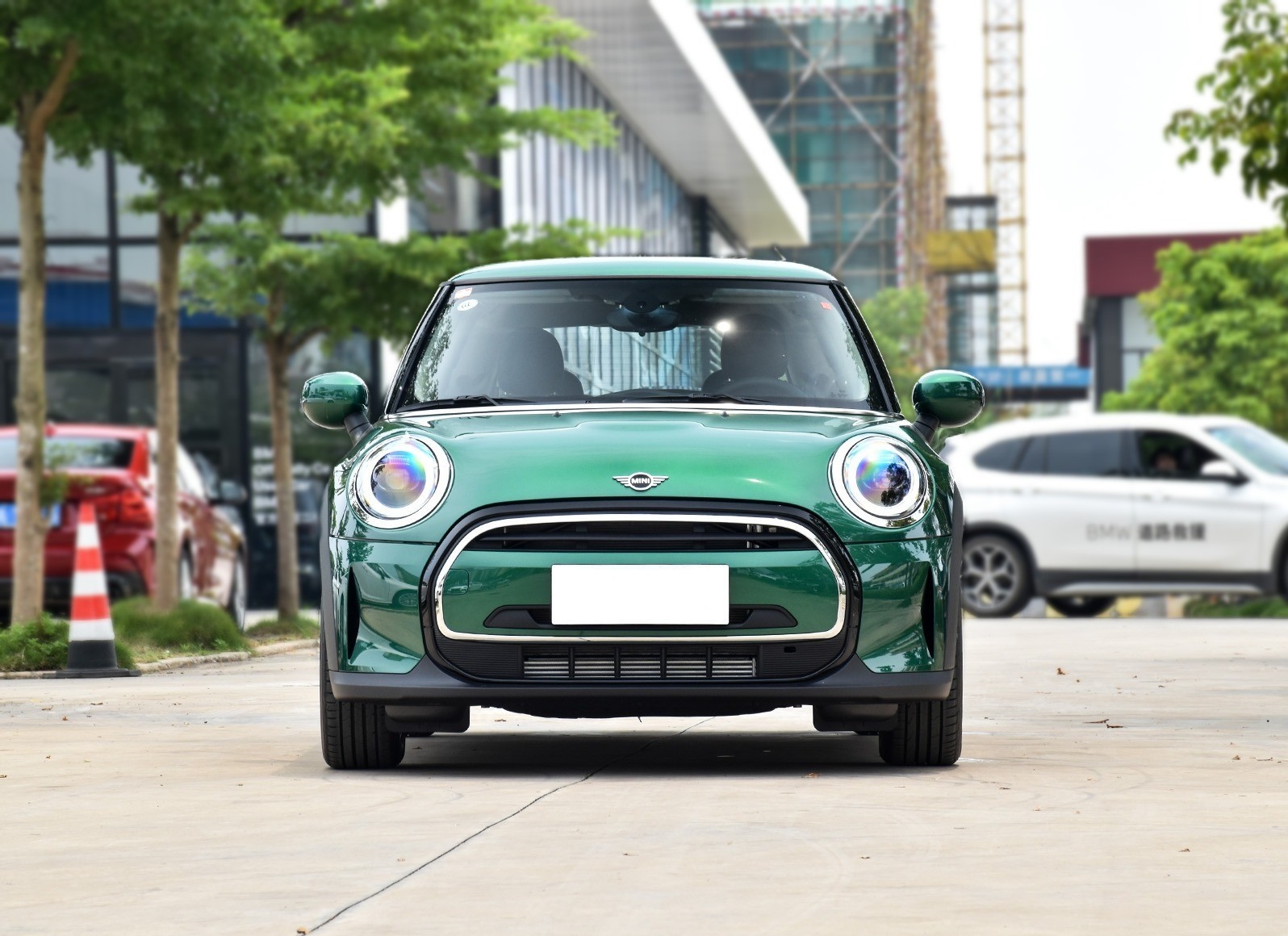 十几万的宝马mini真香!双门四座外观精致,油耗5.9l看啥五菱mini