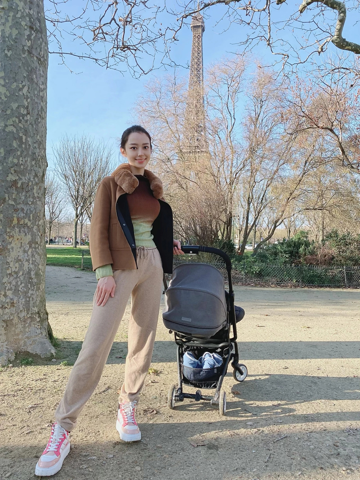 吉娜·爱丽丝身材绝了!推婴儿车遛弯也能凹身材,当妈后更有韵味