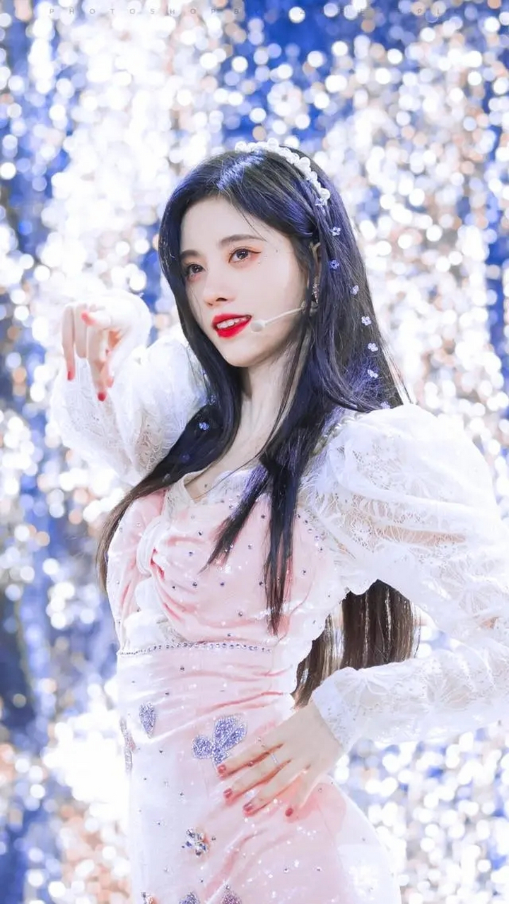 这次鞠婧祎的舞台造型太惊艳了!满眼的灯火流光,古香古色