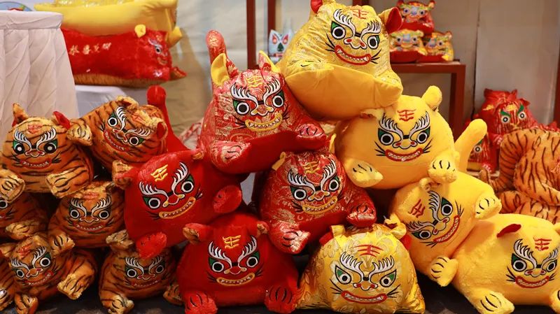 百看不厌02小小代言人左手泥泥狗,右手布老虎,淮阳两大知名品牌掌握手