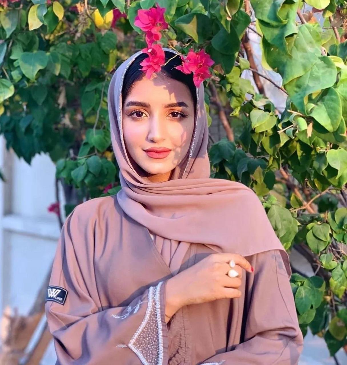 阿拉伯头巾不仅是信仰的象征,还代表着尊严与尊重,具有实用功能